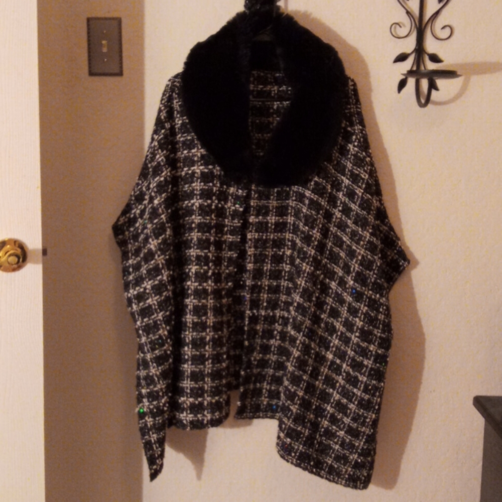 A cape for a woman - Picture 2 of 4
